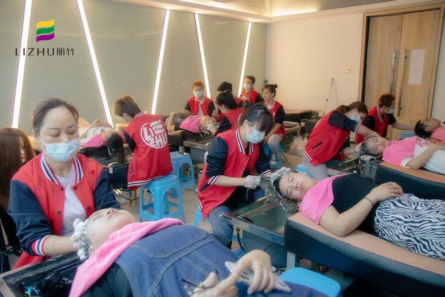 廣西老牌美業(yè)培訓學校告訴你燙過的頭發(fā)怎么剪好看？