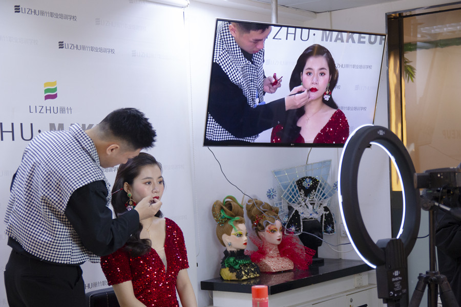 如何正確化底妝？廣西學(xué)化妝基礎(chǔ)告訴你