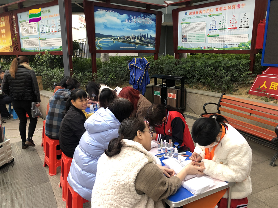 廣西美甲學(xué)校公益美甲進(jìn)社區(qū)，大受居民歡迎