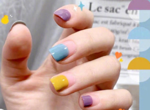 撞色混搭美甲，將夢幻氣氛值拉滿