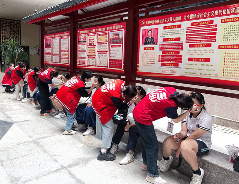 南寧化妝實踐課，為南寧十四中同學(xué)提供化妝服務(wù)