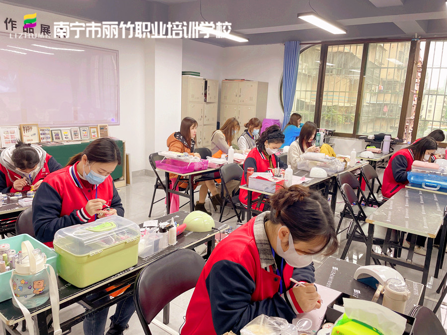 全貼甲片和半貼有什么區(qū)別？廣西美甲基礎(chǔ)班培訓(xùn)