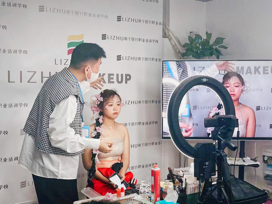 化妝后如何減少出油？南寧專業(yè)正規(guī)化妝學(xué)校教你