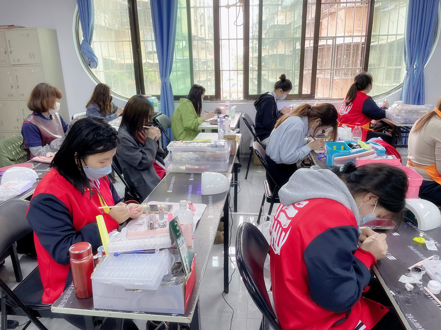 美甲底油和亮油的區(qū)別，廣西美甲基礎(chǔ)教學(xué)