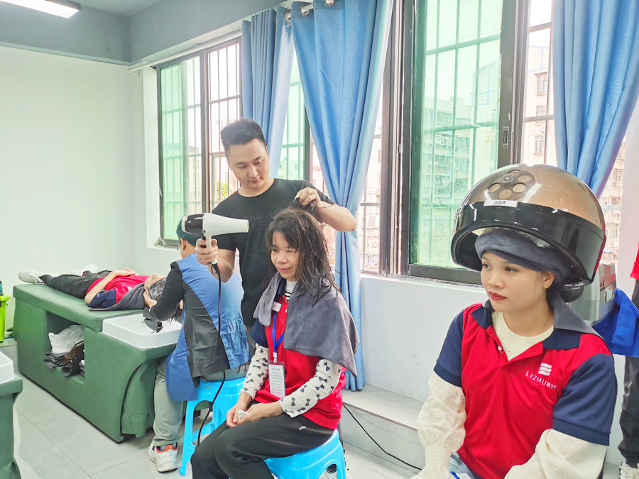 如何給發(fā)膜加熱？南寧美發(fā)職業(yè)技術(shù)學(xué)校課堂實(shí)訓(xùn)講解