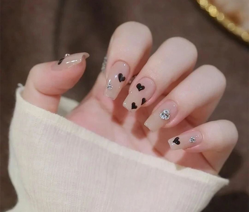 不挑手的黑色美甲，廣西美業(yè)職業(yè)技術(shù)學(xué)院推薦