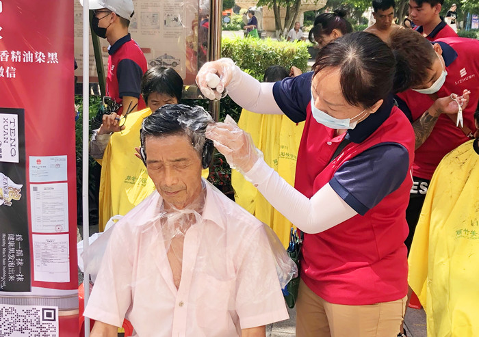 “白染黑”受歡迎，南寧美發(fā)學(xué)校公益進(jìn)社區(qū)