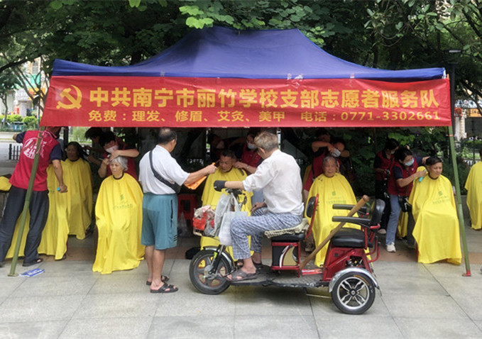 ?小區(qū)免費理發(fā)公益活動，廣西美發(fā)職業(yè)技術(shù)學(xué)校在進(jìn)行