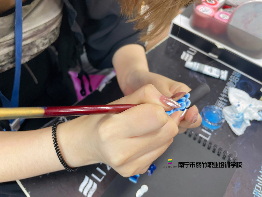 甲油膠調(diào)色技巧，南寧美甲培訓(xùn)