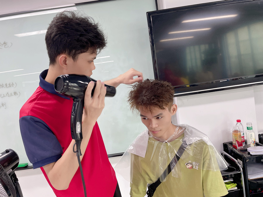 廣西美發(fā)造型師：如何使用吹風(fēng)機把頭發(fā)吹膨松技巧