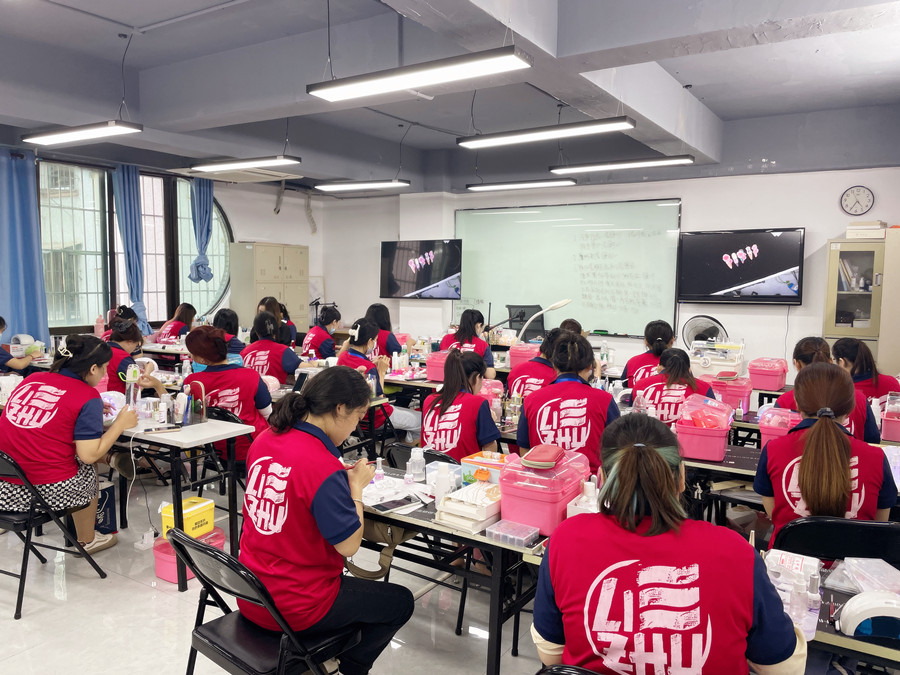 美甲師廣西：果凍膠貼片怎么卸？