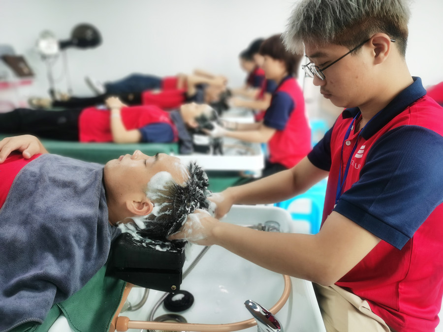 護發(fā)素洗不干凈的危害，南寧美發(fā)師職業(yè)學(xué)校