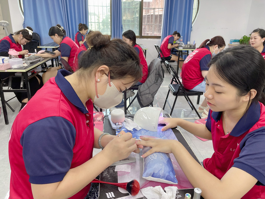 南寧美甲職業(yè)：指甲油干了怎么辦？