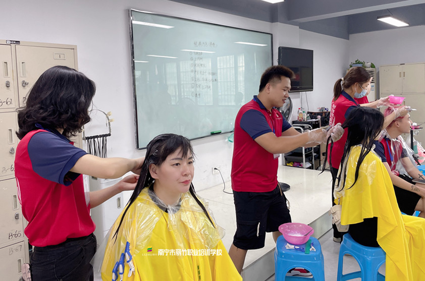 廣西燙染培訓：染發(fā)后洗頭的注意事項