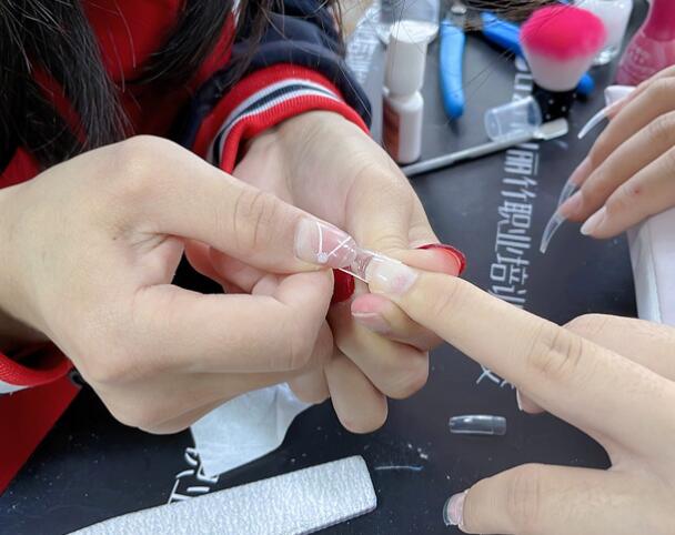 廣西美甲：貼甲片需要照燈嗎？