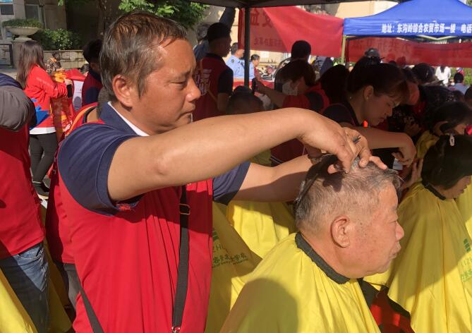 冬日暖陽，廣西美發(fā)理發(fā)學(xué)校小區(qū)免費理發(fā)