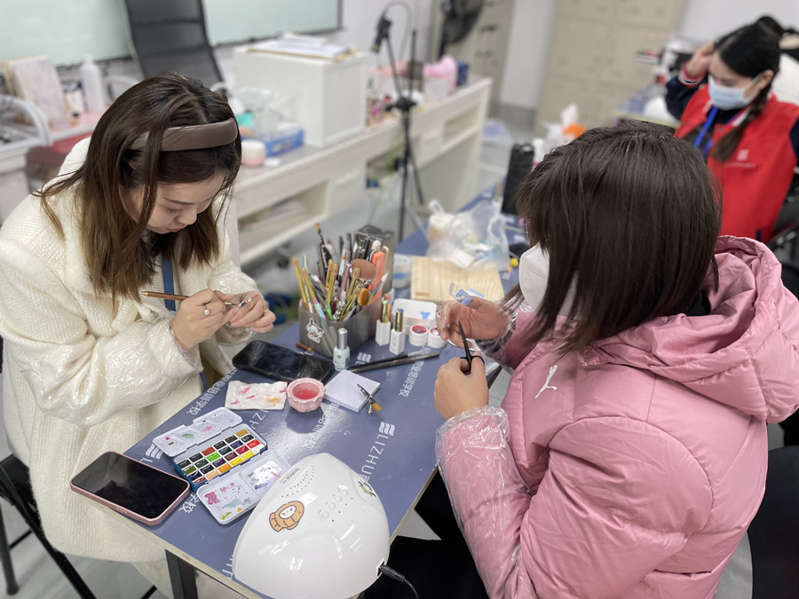 拋光條會傷害指甲嗎？南寧美甲專業(yè)培訓班