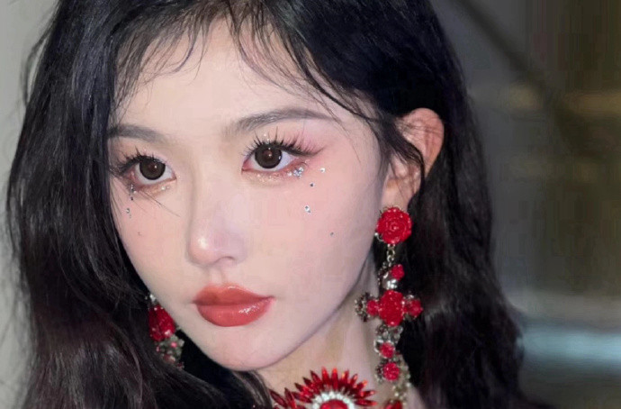 孔雪兒演唱會碎鉆仿妝，廣西美妝學習