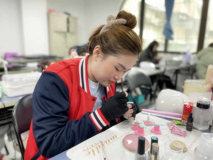 廣西學美甲護理：白色美甲變黃怎么辦？