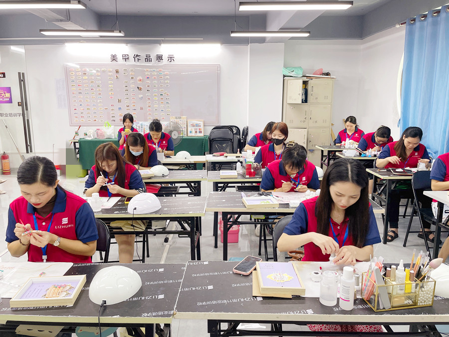 跳色美甲的特點(diǎn)，南寧美甲培訓(xùn)品牌詳解