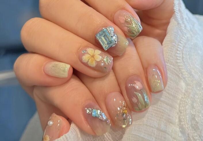夏日彩繪花朵美甲，南寧美甲造型去哪學(xué)？