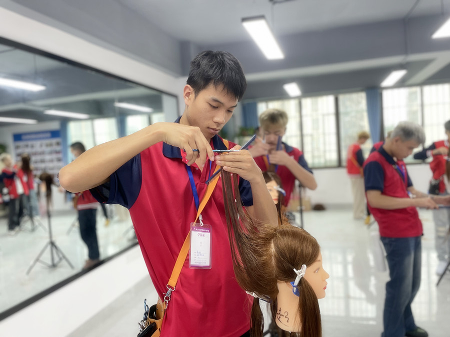 南寧美發(fā)基礎(chǔ)學(xué)校：牙剪是干嘛的？