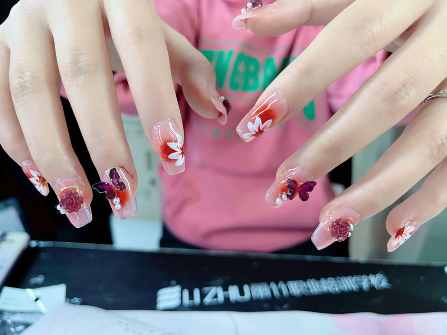 廣西美甲美睫：如何選擇適合自己的指甲形狀？