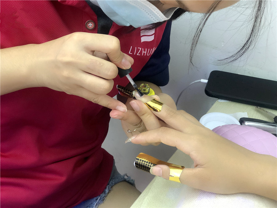 貼甲片和延長甲的區(qū)別，南寧美甲師培訓(xùn)課程