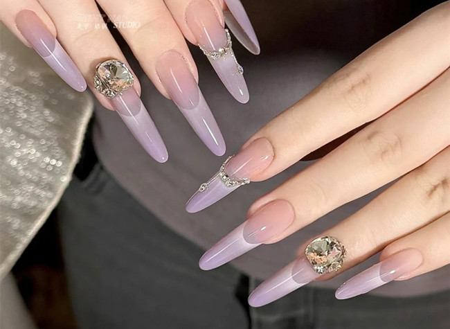 紫色顯白美甲，南寧美甲造型培訓(xùn)學(xué)校分享
