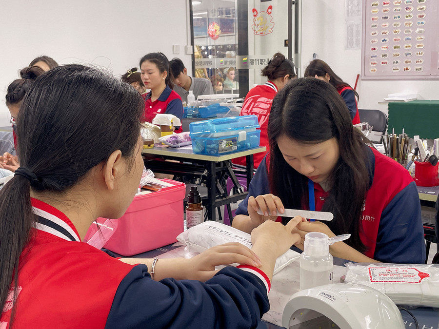 如何成為高價(jià)美甲師？廣西學(xué)美甲哪里時(shí)尚？