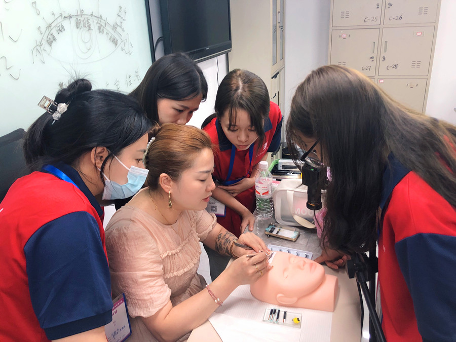 新手為什么都要在仿皮練習(xí)？南寧美睫課堂實(shí)況