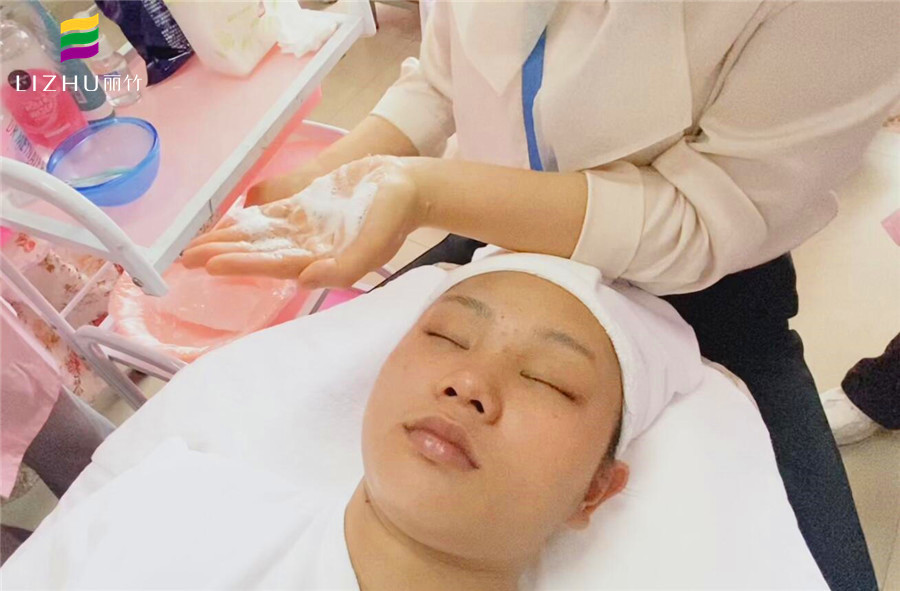 化妝前如何正確護膚？南寧化妝美容