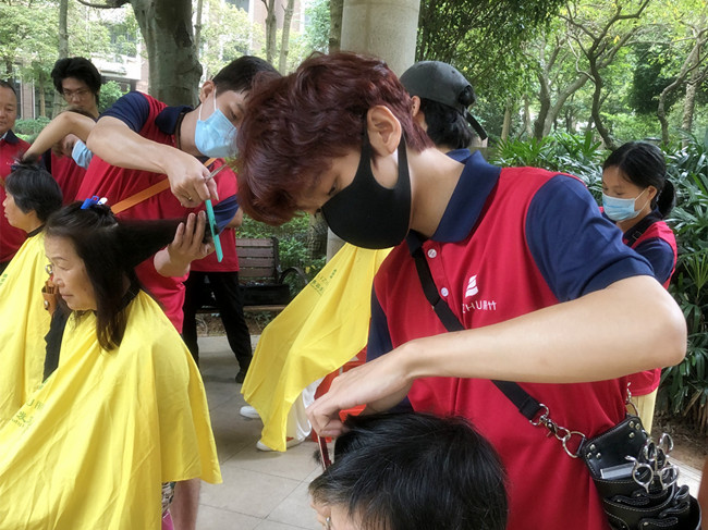 國(guó)慶送“禮”，南寧美發(fā)技術(shù)學(xué)校進(jìn)行免費(fèi)理發(fā)活動(dòng)