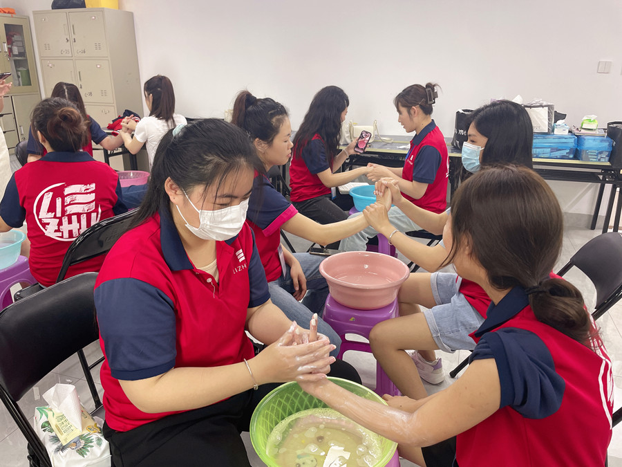 你的指甲為什么有豎線和白點(diǎn)？南寧學(xué)美甲基礎(chǔ)