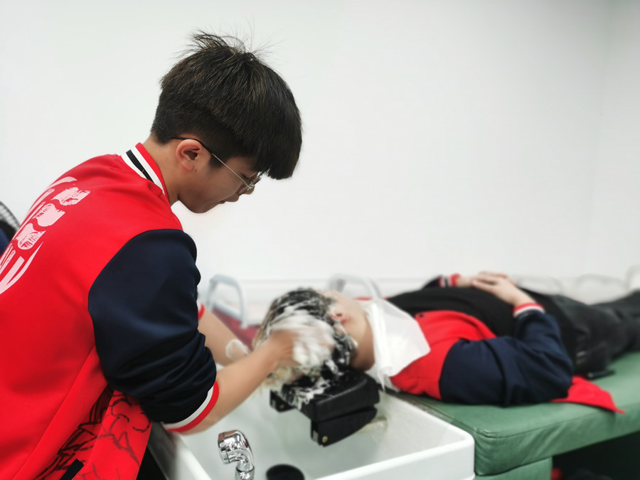 你頭發(fā)掉落的5個(gè)原因，南寧美發(fā)護(hù)發(fā)職校解析