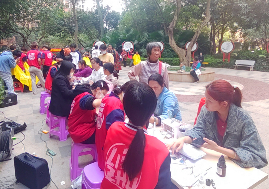 南寧美甲職業(yè)學(xué)校來到愛情海小區(qū)，為居民提供免費(fèi)美甲