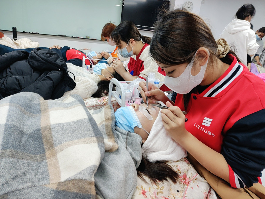 南寧美甲美睫培訓(xùn)：開綜合店為什么要學(xué)美睫？