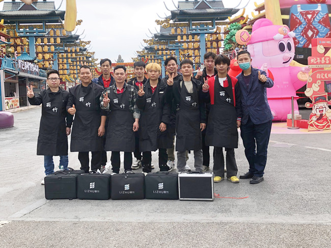 廣西美發(fā)職業(yè)學(xué)?！岸露挲堫^”義剪活動(dòng)