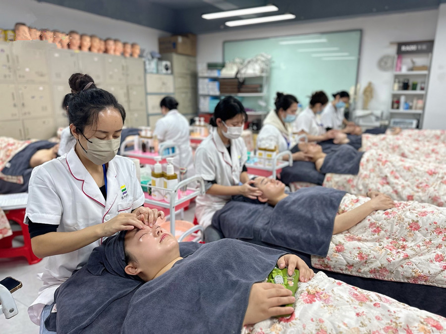 南寧美容學(xué)校：面部護(hù)膚操作手法考核