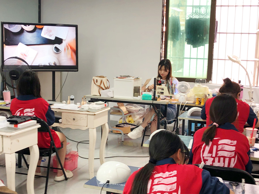 想在南寧學美甲技術(shù)，歡迎報讀麗竹學校