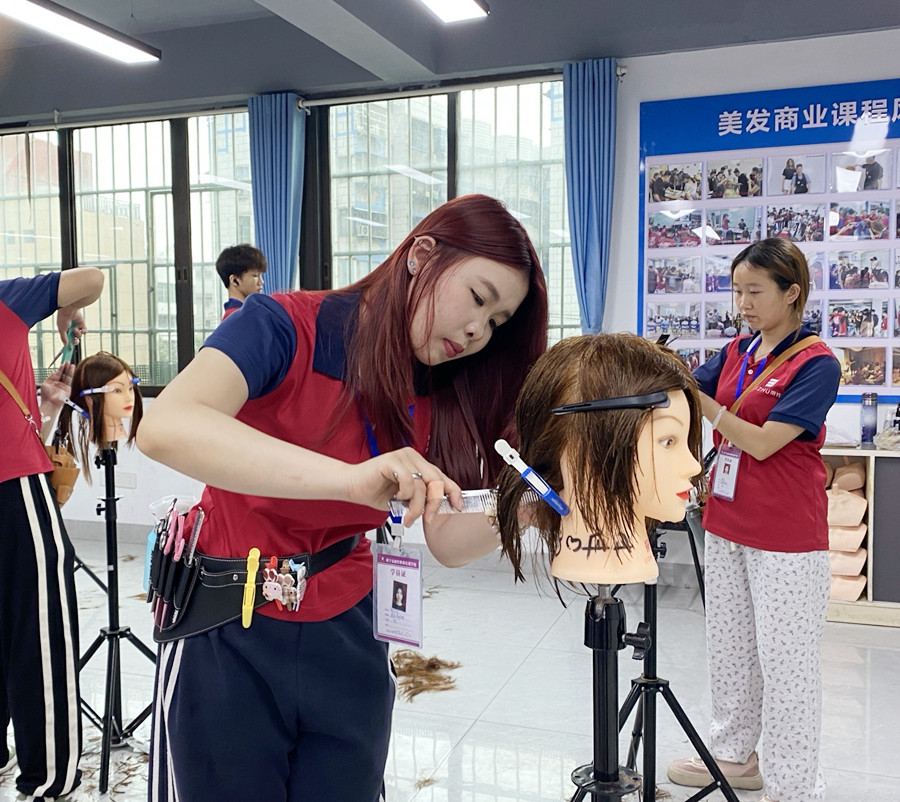 幼態(tài)臉選發(fā)型的關鍵，南寧剪發(fā)造型女士教學