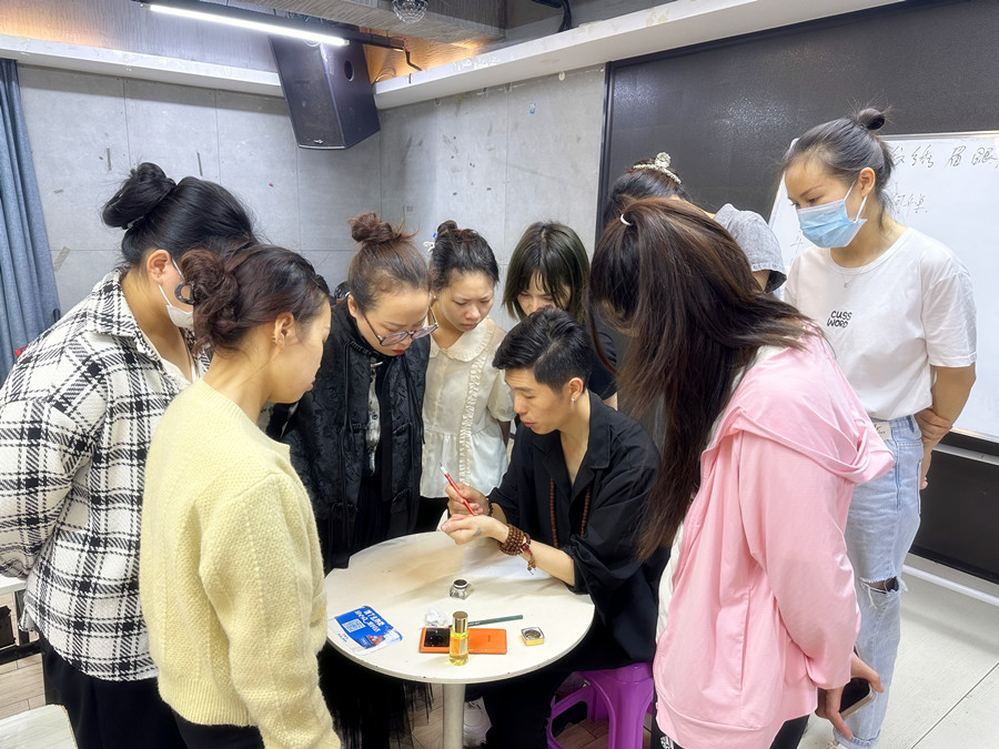 薄唇和厚唇的調整方法，廣西紋繡進修深造培訓?