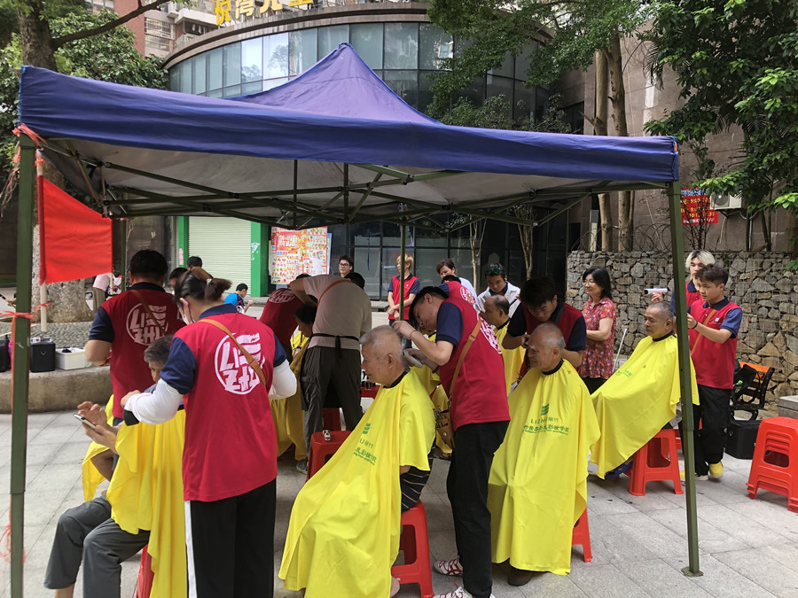 廣西美發(fā)職業(yè)學(xué)校開(kāi)展“學(xué)雷鋒”免費(fèi)理發(fā)活動(dòng)。