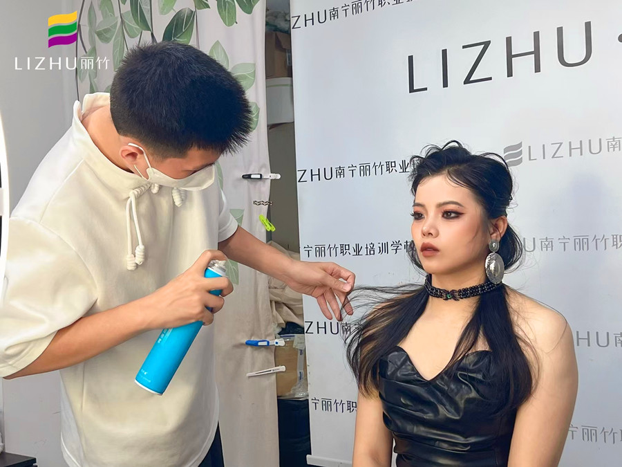 廣西彩妝造型訓(xùn)練：濕發(fā)造型特點(diǎn)