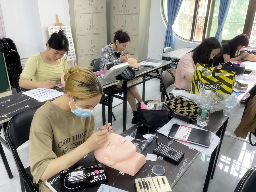 睫毛的基礎(chǔ)知識，南寧美甲培訓(xùn)正規(guī)講解