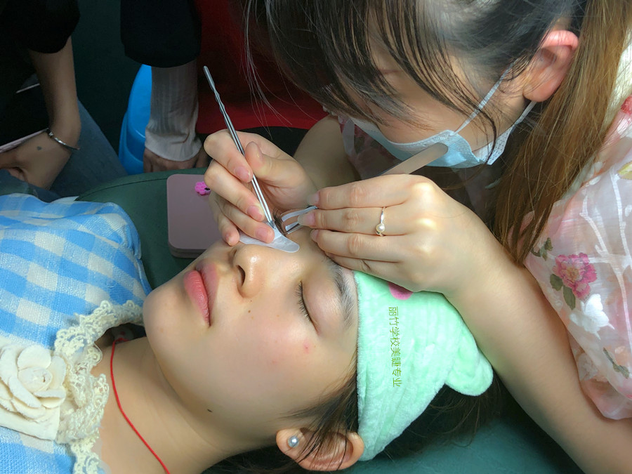 美睫師拿鑷子的標準，美睫教學零基礎