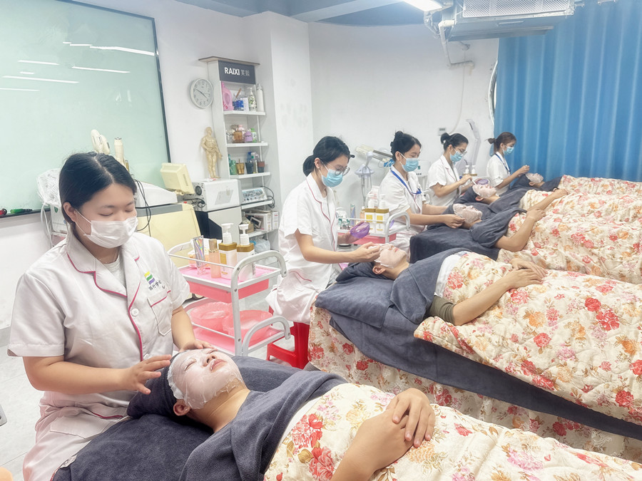 面部護(hù)理實操課堂練習(xí)，南寧美容護(hù)膚實訓(xùn)