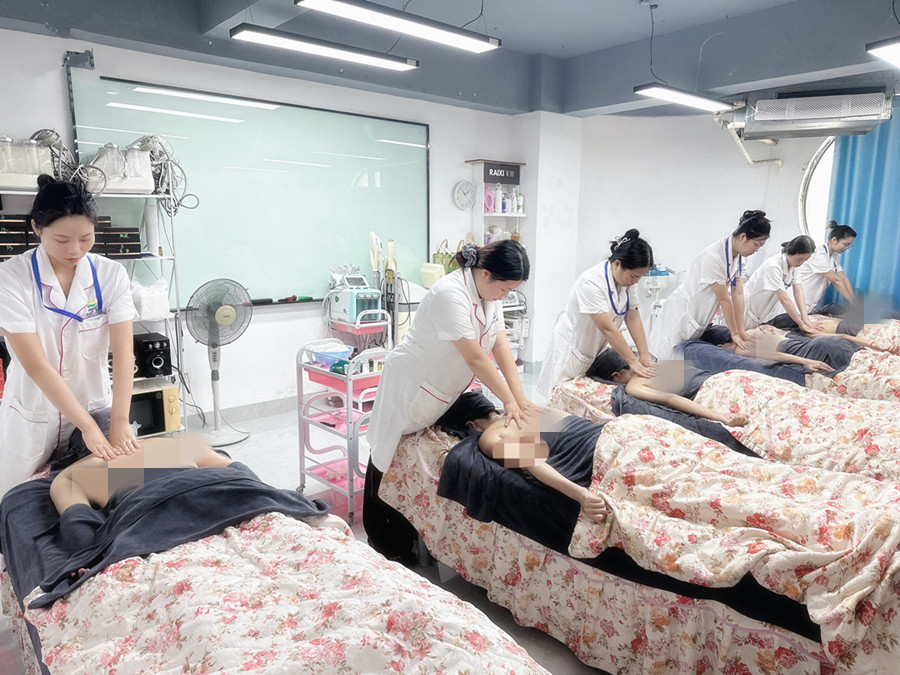 零基礎(chǔ)背部按摩實操課，廣西美容課堂隨拍