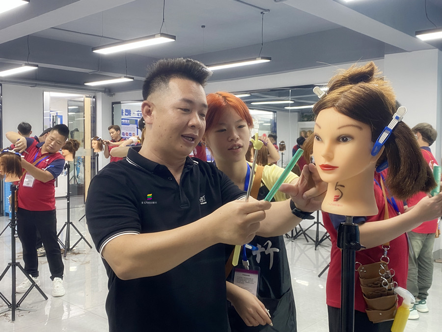 南寧美發(fā)女士精剪學(xué)員操作，南寧美發(fā)訓(xùn)練