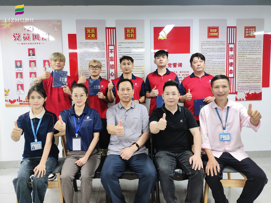 廣西美發(fā)學(xué)校畢業(yè)，校長頒發(fā)證書寄祝福